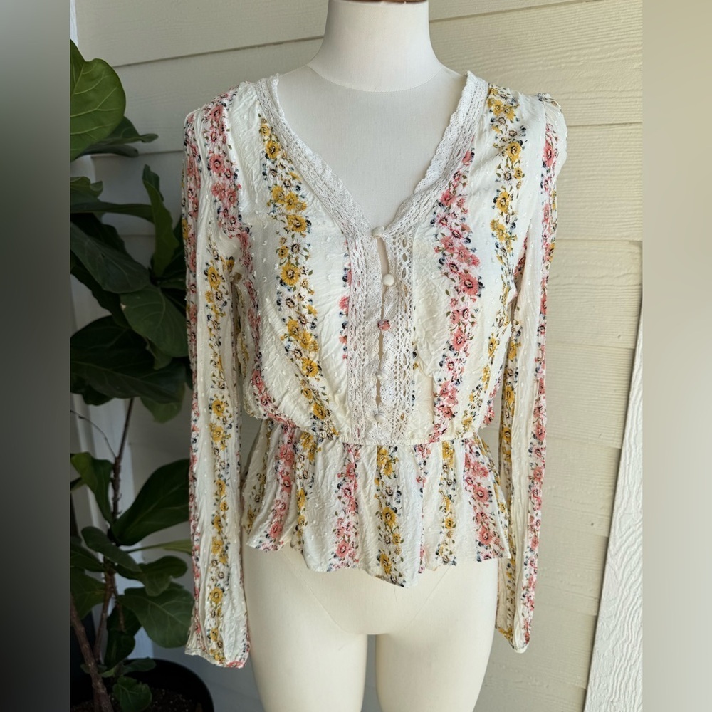Le Lis- Floral Lace Trim Blouse